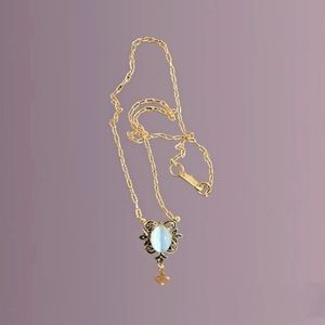 Cat's eye pendant necklace